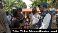Tedros Adhanom, directeur général de l'OMS, discute avec des habitants du village d’Itipo ou sévit une épidémie d’Ebola, dans la province de l’Equateur, RDC, 12 juin 2018. (Twitter/ Tedros Adhanom)