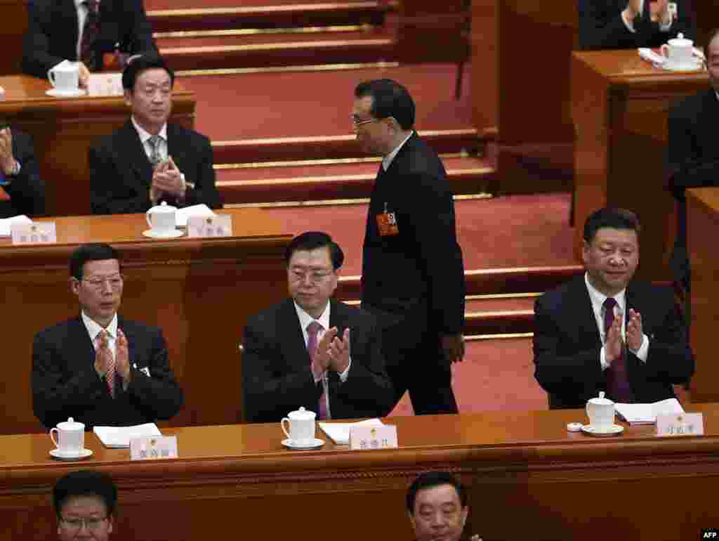2018年3月5日,中国国务院总理李克强在全国人大开幕式上走向讲台,在掌声中准备发表政府工作报告。
