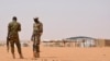 Tentara Niger berjaga di kamp pengungsi Tazalit di wilayah Tahoua yang berjarak 300 kilometer di timur laut Ibu Kota Niger, Niamey, 21 Oktober 2016. Kelompok militan kembali menyerang kamp pengungsi di Tahoua pada 31 Januari 2023, menewaskan 9 orang. (Foto: Boureima Hama/AFP)
