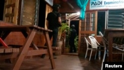 Pria-pria bersenjata terlihat dekat pintu sebuah hotel di Sabah (2/4).