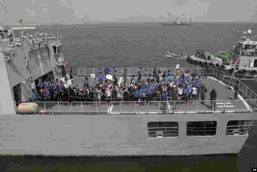 Foreign nationals who were evacuated from Yemen arrive at the port of Karachi, in Pakistan, April 7, 2015.