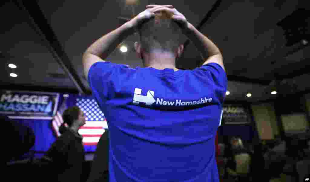 Matt Sanborn, mahasiswa Boston College dari Laconia, New Hampshire, yang menjadi sukarelawan untuk Hillary Clinton dan kandidat Senat Partai Demokrat dari New Hampshire, Gubernur Maggie Hassan, memegang kepalanya saat menonton hasil pemilihan presiden (8/11). (AP/Charles Krupa)
