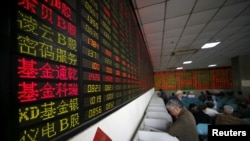 中国上海一家证券交易行显示的股市信息（2016年4月21日）