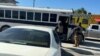 La policía afuera de un autobús que transporta a migrantes que fueron secuestrados en el estado mexicano de Tamaulipas, el 3 de enero de 2024. Presidencia de México/vía REUTERS 