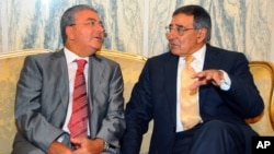 El ministro de Defensa de Túnez Abdelkrim Zbidi (izquierda) habla junto al secretario de Defensa de EE.UU. Leon Panetta.