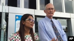 Wartawan Australia Alan Morison (kanan) dan rekannya Chutima Sidasathien dari situs Phuketwan berbicara pada pers di Phuket, Thailand (14/7). (AP/Thanyarat Doksone)