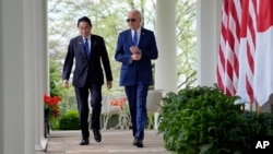 Presiden Joe Biden dan Perdana Menteri Jepang Fumio Kishida berjalan dari Kantor Oval menuju konferensi pers di Taman Mawar Gedung Putih, Rabu, 10 April 2024, di Washington. (Foto: AP)