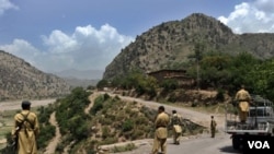 Polisi Pakistani melakukan patroli di daerah suku terpencil Kurram, Pakistan barat-laut dekat perbatasan Afghanistan.