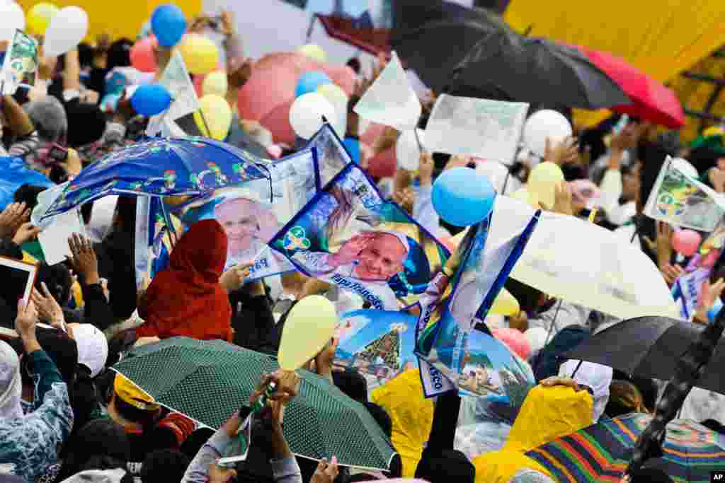 A crowd waits for the Pope to arrive at the Varginha slum in Rio de Janeiro, July 25, 2013.