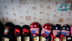 北京一家商店展示的中国制造的显示中国地图和美国国旗的童鞋。（2018年7月13日）