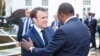 Le président français Emmanuel Macron et son homologue kényan se salue à Nairobi, Kenya, le 13 mars 2019. (Twitter/Uhuru Kenyatta)