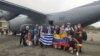 Ciudadanos uruguayos junto a venezolanos residentes en Uruguay son trasladados de regreso a Montevideo desde Caracas el 20 de abril de 2020.