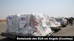 Angola recebe doação de vacinas da COVID-19 dos Estados Unidos no âmbito da COVAX, Aeroporto 4 d Fevereiro, Out. 28, 2021