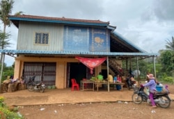 កុមារមួយចំនួន ក្នុងភូមិប្រមូលផ្តុំគ្នា ក្រៅម៉ោងសិក្សា ក្នុងស្រុកសំឡូត ខេត្តបាត់ដំបង កាលពីថ្ងៃទី១៧ ខែមិថុនា ឆ្នាំ២០២០។ ពួកគេខ្លះ កំពុងត្រៀមខ្លួនទៅរៀនជាបណ្តុំ នៅផ្ទះគ្រូរបស់គេ។ ការសិក្សាជាបណ្តុំនេះ ធ្វើឡើង ក្រោយរដ្ឋាភិបាលប្រកាសបិទសាលារៀនជាបណ្តោះអាសន្ន។ (ហ៊ាន សុជាតា/វីអូអេ)