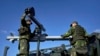 Tentara Swedia ambil bagian dalam demonstrasi sistem rudal pertahanan udara dalam sebuah kesempatan di Stockholm, Swedia, pada 30 April 2023. (Foto: AP/David Keaton)