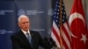 Wakil Presiden AS Mike Pence, berbicara kepada anggota media mengenai pertemuannya sebelumnya dengan Presiden Turki Recep Tayyip Erdogan di Ankara, Turki, 17 Oktober 2019. Amerika Serikat dan Turki telah sepakat untuk gencatan senjata di Suriah. (Foto: AP/Burhan Ozbilici)