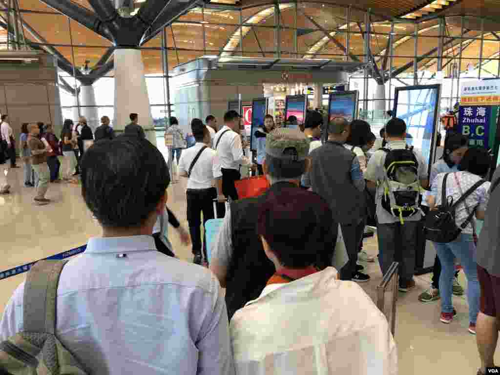 港珠澳大橋香港口岸大批旅客購買穿梭巴士”金巴”車票的混亂情況。(美國之音湯惠芸拍攝)
