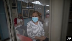 Maritza Díaz, de 63 años, espera ser inoculada con una dosis de la vacuna Sputnik V COVID-19 en el hospital público Pérez Carreño en Caracas, Venezuela, el 9 de abril de 2021.