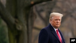 El presidente Donald Trump camina por el jardín sur de la Casa Blanca en Washington antes de abordar el Marine One, el sábado 12 de diciembre de 2020.