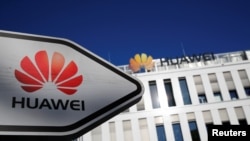 Logo Huwaei Technologies di depan kantor Huawei di Dusseldorf, Jerman, 18 Februari 2019. (Foto: Reuters)
