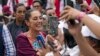 ARCHIVO - La candidata presidencial oficialista Claudia Sheinbaum convive con partidarios al inicio de su campaña en el Zócalo de Ciudad de México, el 1 de marzo de 2024. 