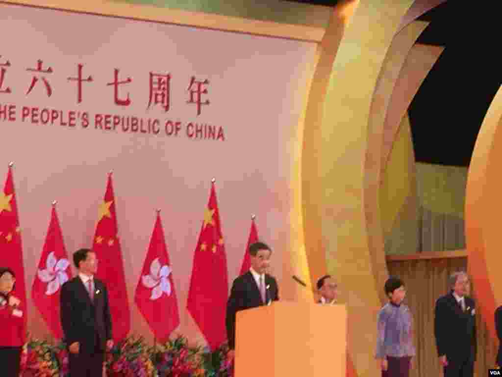 香港特区政府星期六在会展中心举办国庆67周年大型酒会。在特首梁振英开始致辞后,参加酒会的多位候任民主党立法会议员,举起反梁标牌和单张,高喊梁振英下台的口号,被大批保安人员带出会场。(美国之音海彦拍摄)