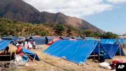 Des tentes de fortune ont été érigées pour servir de refuge temporaire aux personnes touchées par un tremblement de terre à Sembalun, sur l'île de Lombok, en Indonésie, le 6 août 2018. 