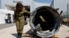 Pripadnica izraelske vojske pored iranske balističke rakete (Foto: REUTERS/Amir Cohen)