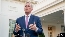 El presidente presidente de la Cámara de Representantes, el republicano Kevin McCarthy, habla en el exterior de la Casa Blanca después de reunirse con el presidente Joe Biden el 1 de febrero de 2023.