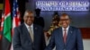 Secretario de Defensa de EEUU, Lloyd Austin, y el secretario del Gabinete para la Defensa de Kenia, Aden Duale, se estrechan la mano en Nairobi, Kenia, el 25 de septiembre de 2023. [REUTERS/Monicah Mwangi]