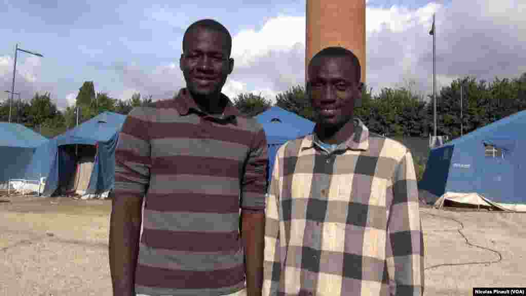 Babacar Sogoba et Sama Tounkara, des amis maliens qui ont quitté Bamako ensemble en 2014 pour tenter de rejoindre l'Europe. Ils posent pour VOA Afrique dans le centre d'accueil de la Croix Rouge italienne derrière la gare de Tiburtina, Rome, 5 octobre 2015 (Nicolas Pinault/VOA). 