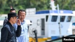Presiden Joko Widodo bersama Menteri Kelautan dan Perikanan Indonesia Edhy Prabowo saat meninjau Natuna, Kepulauan Riau, 8 Januari 2020. (Foto: Antara Foto/M Risyal Hidayat/via REUTERS) 