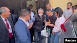 El expresidente peruano Alberto Fujimori sale de prisión tras ser liberado tras la restauración de un polémico indulto de 2017 por motivos humanitarios, en las afueras de Lima, Perú, el 6 de diciembre de 2023 en esta captura de pantalla de un vídeo de las redes sociales.