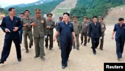 북한 김정은 국방위원회 제1위원장이 강원도 마식령스키장 건설현장을 방문했다고 조선중앙통신이 18일 보도했다.