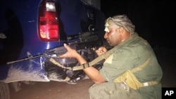 Seorang pejuang etnis Sunni Irak yang ikut melawan militan ISIS siaga di Ramadi utara hari Sabtu (16/5).