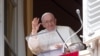 El Papa Francisco dirige la oración del Ángelus desde su ventana en el Vaticano, el 8 de octubre de 2023.