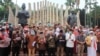 Sejumlah Tokoh Deklarasikan Koalisi Aksi Menyelamatkan Indonesia di tugu proklamasi, Selasa (18/8). (Foto: VOA/Fathiyah)