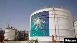 Tangki minyak Aramco terlihat di fasilitas produksi di ladang minyak Shaybah Saudi Aramco di Empty Quarter, Arab Saudi, 22 Mei 2018. (Foto: Reuters)