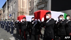 Ba soda bamemi sanduku ya nzoto ya ntoma Luca Attanasio na ya mobateli wa ye Vittorio Iacovacci na matanga na Rome, Italie, 25 février 2021.