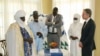 Menteri Luar Negeri AS Antony Blinken, kanan, bertemu dengan tokoh adat dan pejabat Nigeria dari daerah Hamdalaye, di Niamey, Niger, Kamis, 16 Maret 2023. (Foto: via AP)