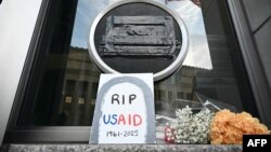 Memorijal ispod pokrivenog znaka Američke agencije za međunarodni razvoj (USAID) u njenom sjedištu u Washingtonu, 7. februara 2025.