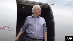 Captura de pantalla, cortesía de la cuenta de X de WikiLeaks @wikileaks, publicada el 25 de junio de 2024, en la que se muestra al fundador de WikiLeaks, Julian Assange, al llegar a Bangkok para una escala.